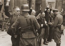 Němečtí vojáci kontrolují židy